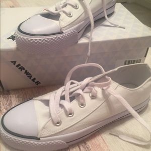 Airwalk tennis shoes